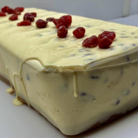 TURRON DE CHOCOLATE BLANCO CHESECAKE CON QUESO DE TETILLA DE ARZUA , FRESAS Y GALLETA JENGIBRE. HECHO A MANO,