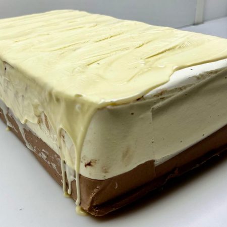 TURRON DE CHOCOLATE BLANCO CHESECAKE CON QUESO DE TETILLA DE ARZUA Y GALLETA JENGIBRE. HECHO A MANO,