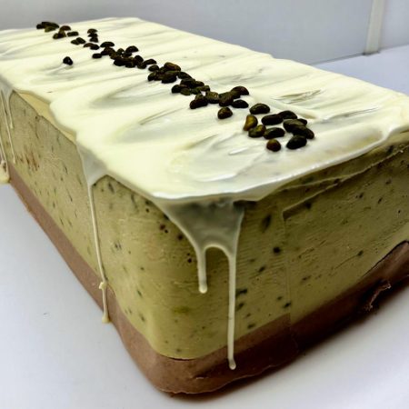 TURRON DE CHOCOLATE BLANCO CHESECAKE CON QUESO DE TETILLA DE ARZUA , PISTACHOS Y GALLETA JENGIBRE. HECHO A MANO,