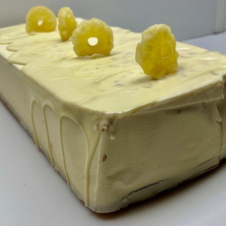 TURRON DE CHOCOLATE BLANCO CHESECAKE CON QUESO DE TETILLA DE ARZUA , PIÑA Y GALLETA JENGIBRE. HECHO A MANO,