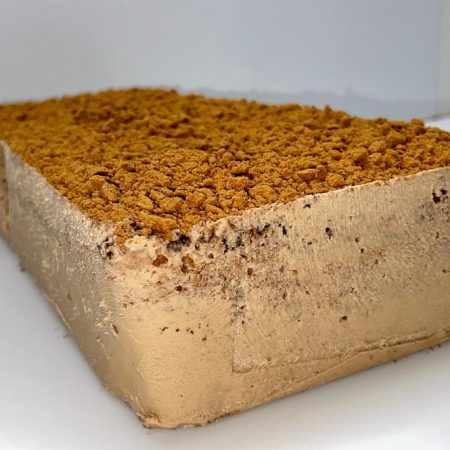 TURRON CHOCOLATE BLANCO CON SPECULOOS GALLETA DE CANELA Y CARAMELO, HECHO A MANO.